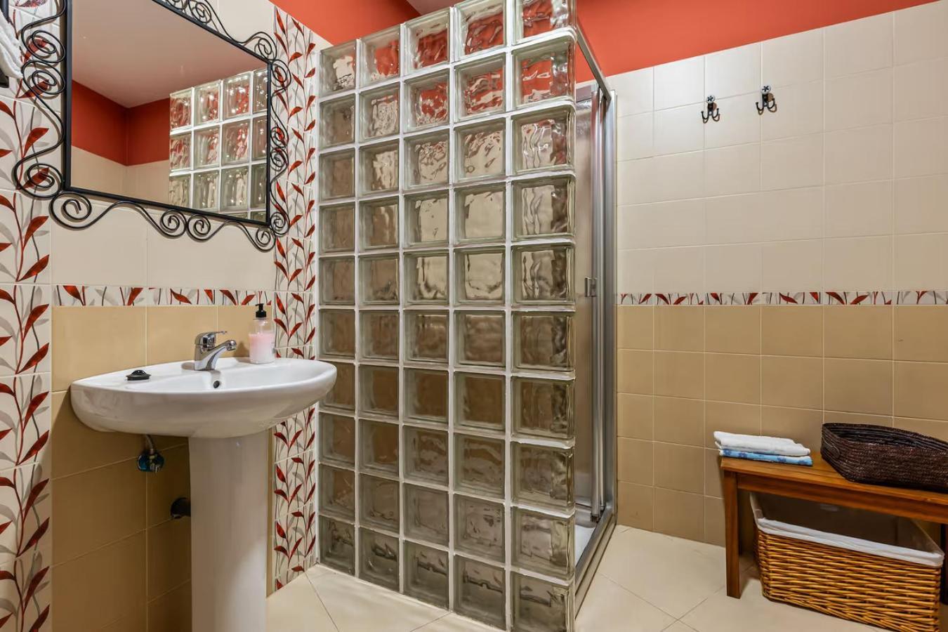 Apartamentos Turisticos As Cetareas Rinlo Bilik gambar