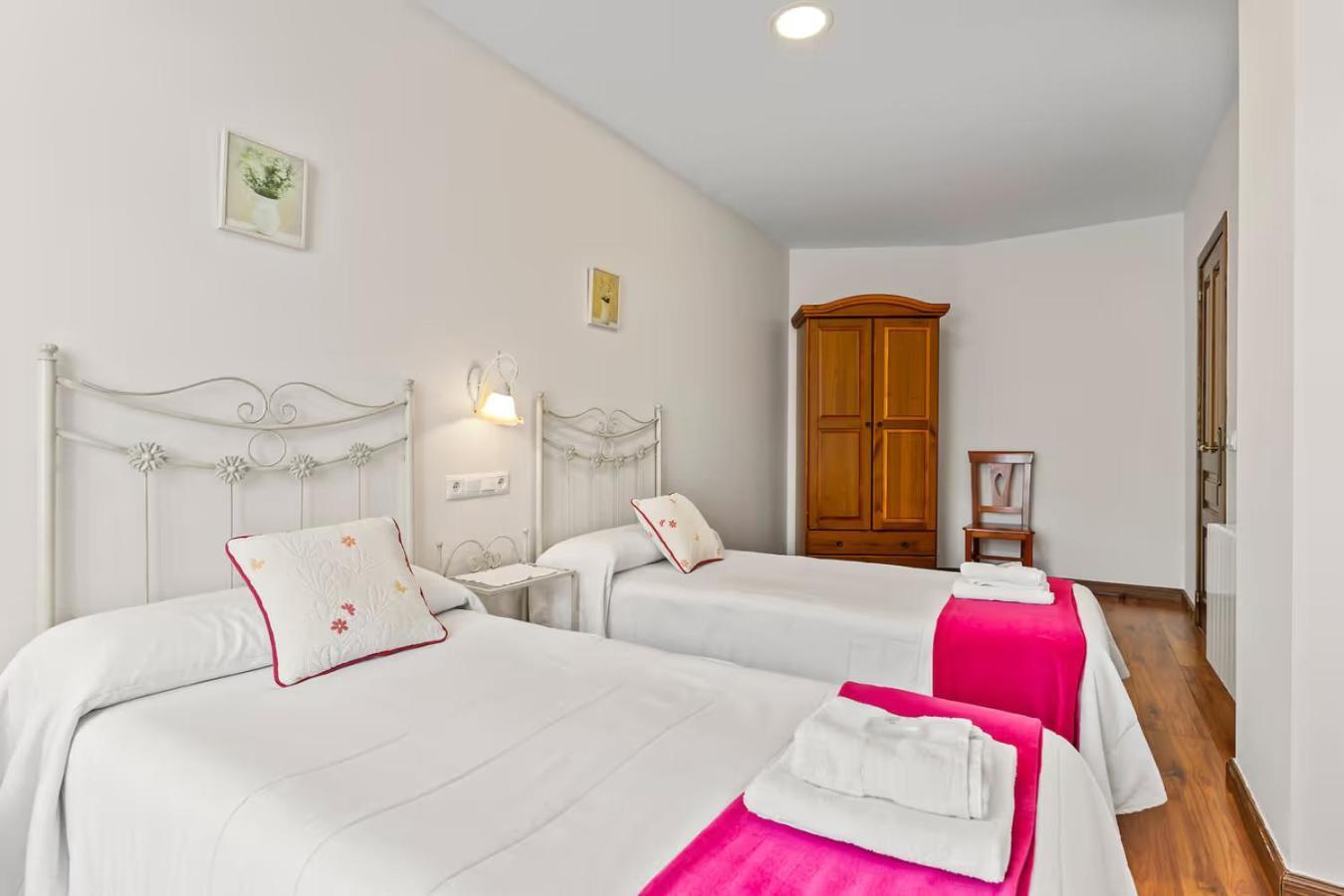 Apartamentos Turisticos As Cetareas Rinlo Bilik gambar